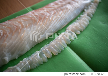 用滴水紙包裹野生比目魚的柵欄和邊緣 105528328