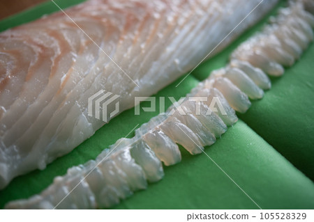 用滴水紙包裹野生比目魚佐久和緣川 105528329