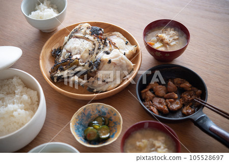 Natural flounder kabuto-yaki dining table Natural flounder kabuto-yaki dining table 105528697
