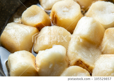 A cooking scene in which fu (grilled gluten) is boiled in a frying pan with dashi stock to bind it with eggs. A cooking scene in which fu (grilled gluten) is boiled in a frying pan with dashi stock to bind it with eggs. 105529857