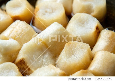 A cooking scene in which fu (grilled gluten) is boiled in a frying pan with dashi stock to bind it with eggs. A cooking scene in which fu (grilled gluten) is boiled in a frying pan with dashi stock to bind it with eggs. 105529860