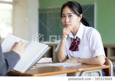 高中女孩接受老師的採訪 105529884