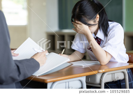 高中女孩接受老師的採訪 105529885