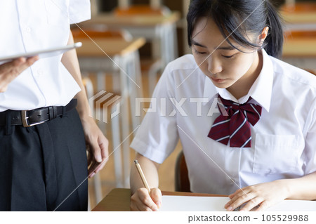 A high school girl who teaches her classmates to study 105529988