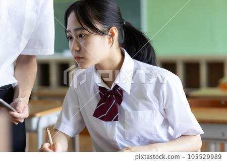 A high school girl who teaches her classmates to study 105529989