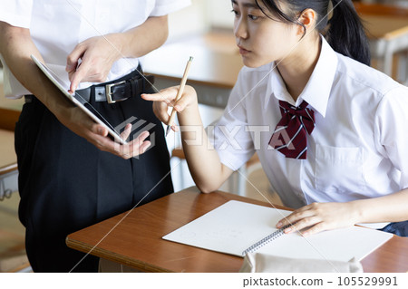 教導同學學習的女高中生 105529991