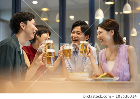 Young men and women chatting while drinking beer Photography cooperation: Credisce (Maruzen Yushodo Co., Ltd.) 105530314
