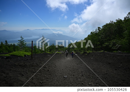 Climbing Mt.Fuji in clear weather 105530426