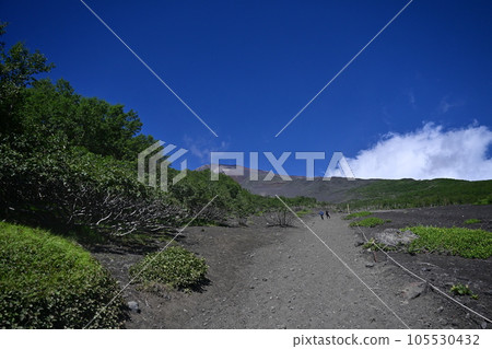 天氣晴朗時攀登富士山 天氣晴朗時攀登富士山 105530432