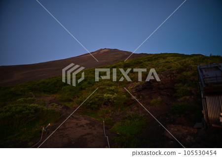 天氣晴朗時攀登富士山 105530454