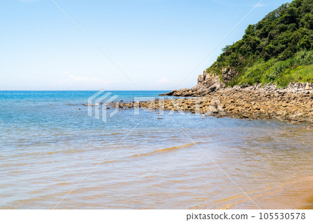 The coast of Itoshima, Fukuoka Prefecture Blue sea and blue sky 105530578