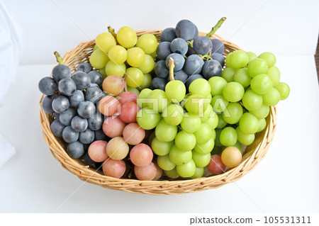 籃子裡有多種葡萄 籃子裡有多種葡萄 105531311