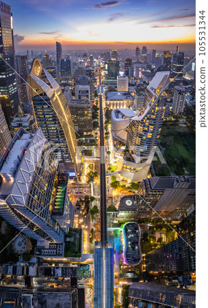 Aerial view of Ploenchit road by night in Bangkok Downtown, financial district and business center 105531344
