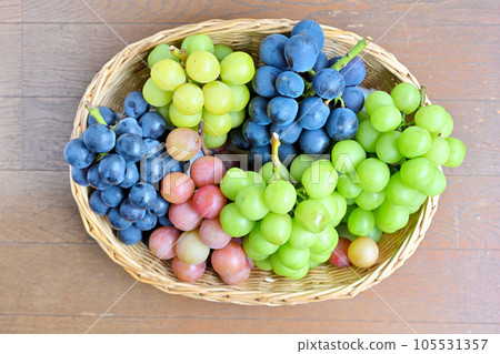 Many kinds of fresh grapes in a basket 105531357