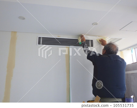 Cloth pasting Interior work Finishing work Craftsmen Cloth pasting Interior work Finishing work Craftsmen 105531735