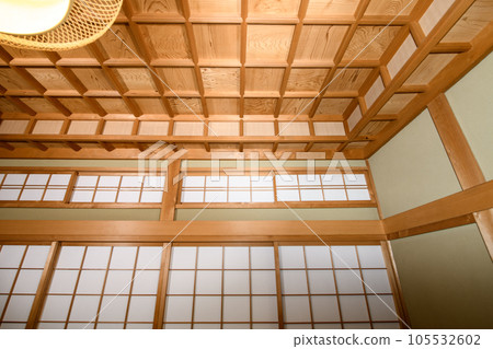 有格子天花板的日本房子的內部 有格子天花板的日本房子的內部 105532602