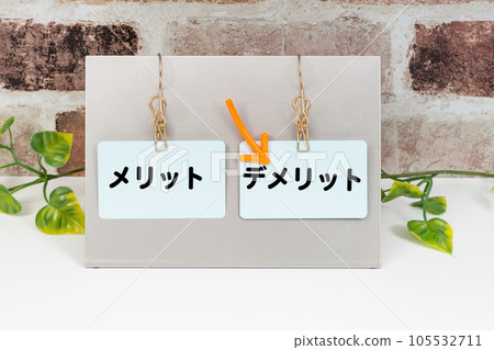 Arrows indicating disadvantages and letters of advantages 105532711