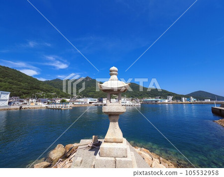 Stone lanterns at Sakate Port, Shodoshima 105532958