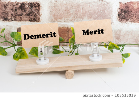 Merit and demerit on the seesaw (the demerit is heavy) 105533039
