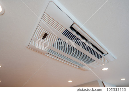 嵌在天花板中的吊頂盒式空調 嵌在天花板中的吊頂盒式空調 105533533