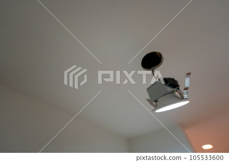 施工中的照明設備 105533600