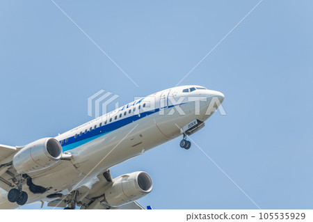 [ANA aircraft in preparation for landing from the sky above Jonanjima Seaside Park] 105535929