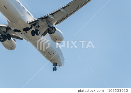 [從城南島海濱公園上空準備降落的日航飛機的底視圖] 105535930