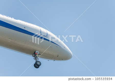 [ANA aircraft in preparation for landing from the sky above Jonanjima Seaside Park] 105535934