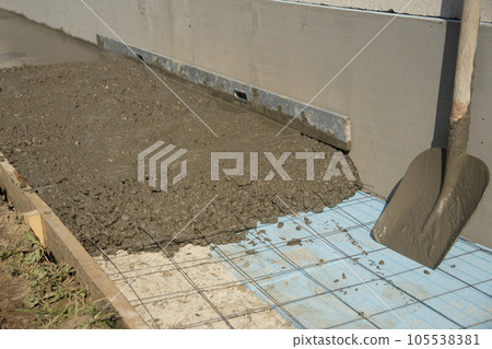 Concepts of pouring concrete screed over reinforcing mesh 105538381