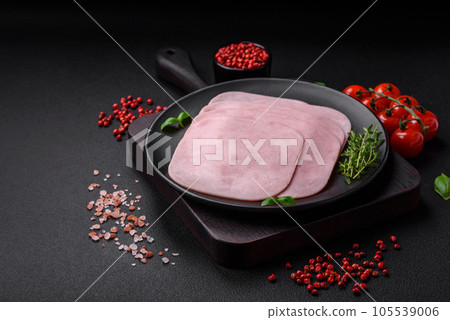 Delicious ham sliced with salt, spices and herbs 105539006
