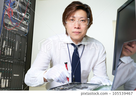 男性工作人員進行 PC 維護設置配套圖像 男性工作人員進行 PC 維護設置配套圖像 105539467