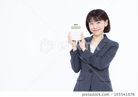 Working woman in her thirties with a calculator in front of a white background 105541876