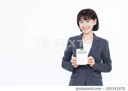 三十多歲的職業女性，白色背景前有計算器 105541878
