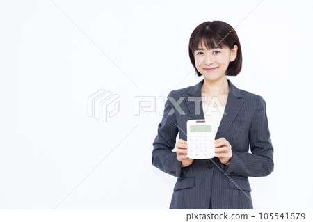 三十多歲的職業女性，白色背景前有計算器 105541879