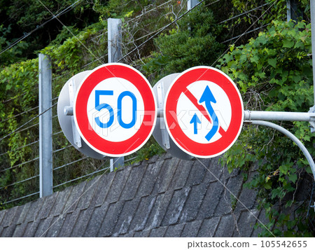 道路標誌（管制標誌）“最高速度”“禁止右側超車”。 105542655