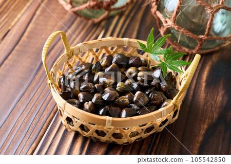 Clams served in a basket (500g) from Shimane Prefecture 105542850