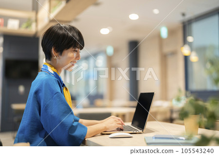 A business woman working on a laptop. Photography cooperation: Creadisce (Maruzen Yushodo Co., Ltd.) 105543240