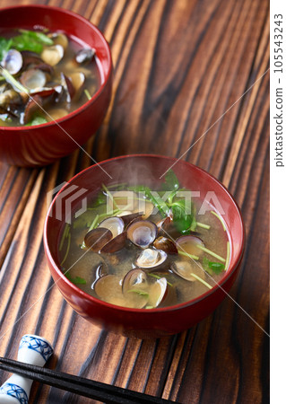 Shijimino miso soup 105543243