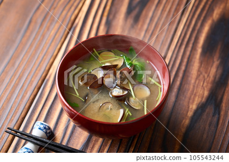 Shijimino miso soup 105543244