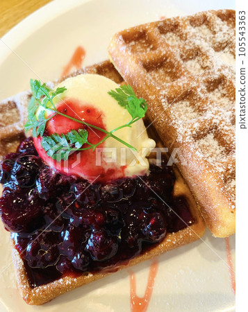 美味的華夫餅和冰淇淋 美味的華夫餅和冰淇淋 105543363