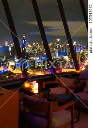 Cocktail in a jazz lounge bar with the view on Chao Phraya river in Bangkok, Thailand 105543682