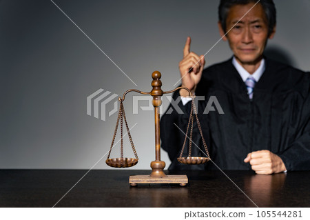 一個法律長袍的人和一個平衡的司法形象 一個法律長袍的人和一個平衡的司法形象 105544281