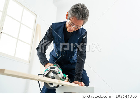 男木匠DIY用圓鋸切木頭 男木匠DIY用圓鋸切木頭 105544310