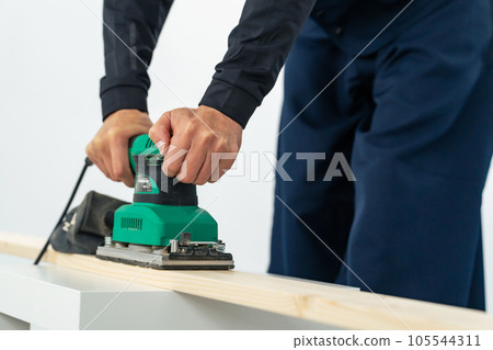 木匠DIY用電動銼刀打磨木頭 木匠DIY用電動銼刀打磨木頭 105544311