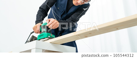 木匠DIY用電動銼刀打磨木頭 木匠DIY用電動銼刀打磨木頭 105544312