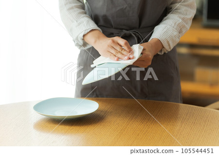 Hand photo of a woman wiping the dishes 105544451