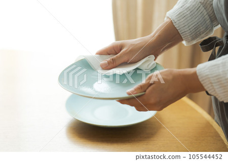Hand photo of a woman wiping the dishes 105544452