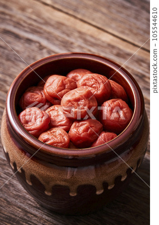 Umeboshi served in round tortoises 105544610