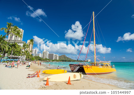 Hawaii holiday [Waikiki beach and blue sky] 105544997