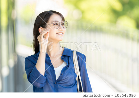 Business woman young woman business 105545086